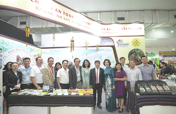 Thứ trưởng Bộ VHTTDL Đoàn Văn Việt và các đại biểu thăm gian hàng Đắk Lắk - Điểm đến An toàn, thân thiện, đậm đà bản sắc Tây Nguyên” 